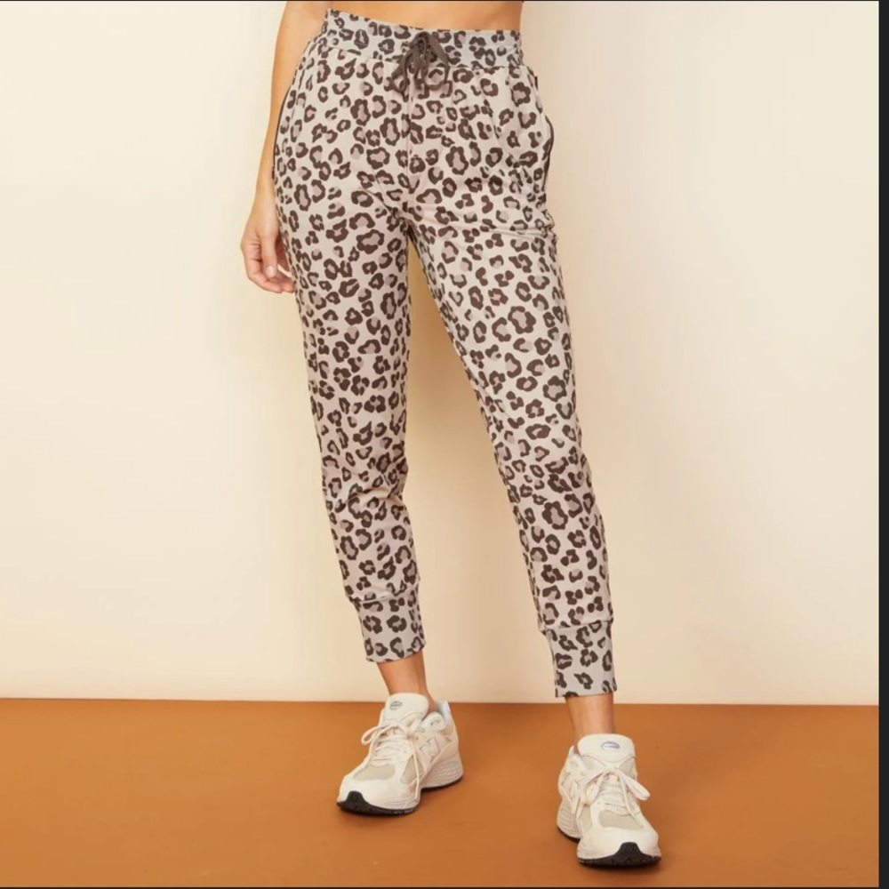 MONROW Leopard Movement Jogger in Ice Coffee XS